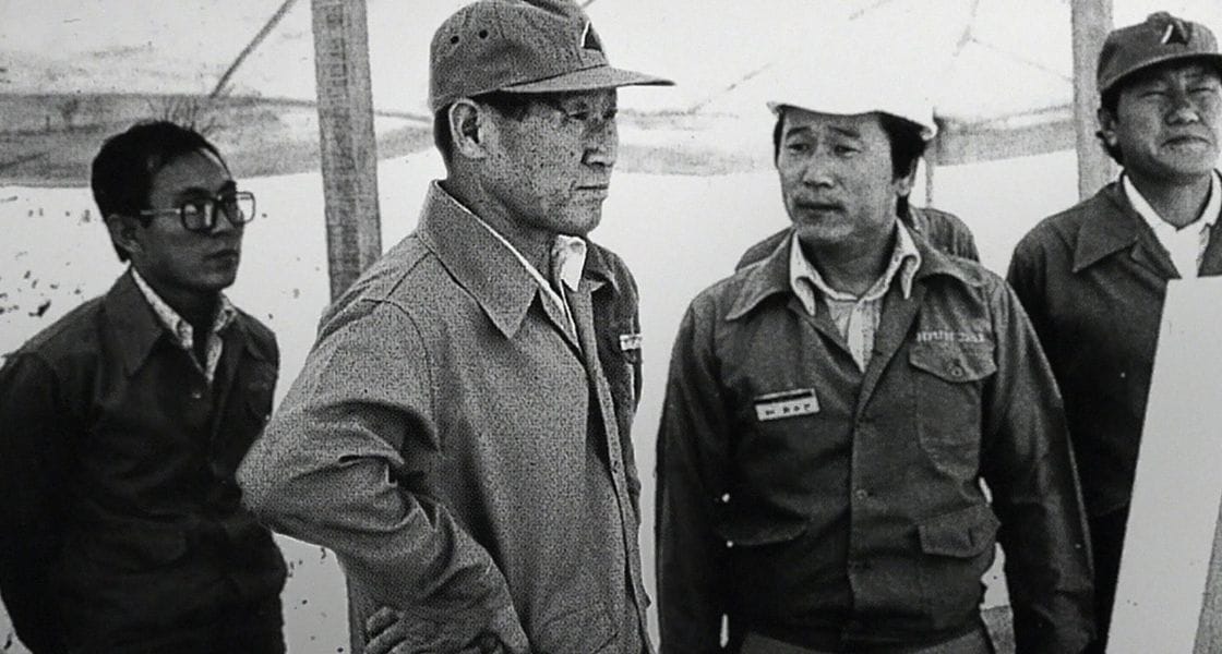 Hyundai founder Chung Ju-yung with employees.